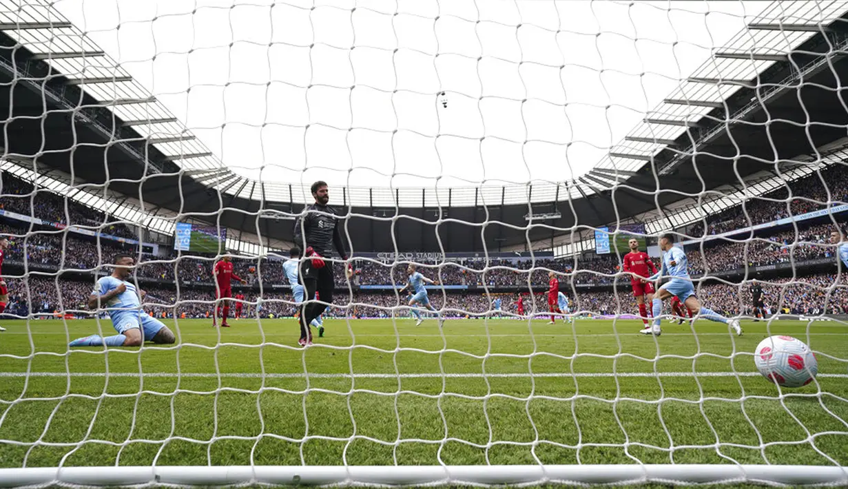 Pemain Manchester City Kevin De Bruyne (tengah) melakukan selebrasi usai mencetak gol ke gawang Liverpool pada pertandingan sepak bola Liga Inggris di Etihad Stadium, Manchester, Inggris, 10 April 2022. Laga berakhir imbang 2-2. (AP Photo/Jon Super)