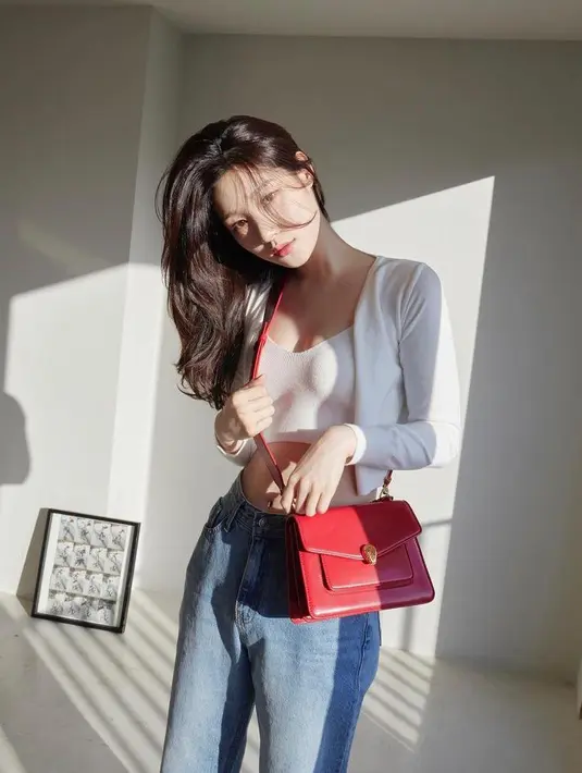 Perpaduan cropped ribbed knit tank top dengan cardigan dan high waist jeans juga tak kalah menarik, stylish! (Instagram/j_chaeyeonni).