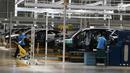 Suasana pabrik mobil Mercedes Benz di Wanaherang, Gunung Putri, Bogor, Selasa (11/12). Mercededes-Benz C-Class generasi terbaru kini resmi masuk jalur produksi pabrik Mercedes-Benz di Wanaherang, Bogor. (Liputan6.com/Herman Zakharia)