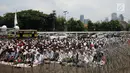 Suasana salat Jumat di depan Gedung MPR/DPR, Jakarta, Jumat (29/9). Aksi  tersebut menolak Peraturan Pemerintah Pengganti Undang-Undang Nomor 2 Tahun 2017 tentang Perppu Ormas. (Liputan6.com/Johan Tallo)