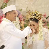 "Aku memang sempat nangis dan udah feeling Redi pasti buyar untuk ucapin ijab. Dan bener aja kan sampai dia tadi nggak konsen lihat aku nangis," sambung Ryana Dea. (Galih W. Satria/Bintang.com)
