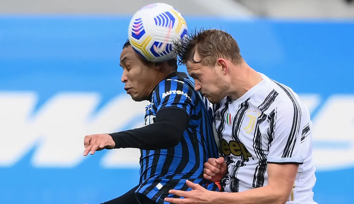 Striker Atalanta, Luis Muriel, duel udara dengan berebut bola dengan bek Juventus, Matthijs De Ligt, pada laga Liga Italia di Stadion Atleti Azzurri d'Italia, Minggu (18/4/2021). Atalanta menang dengan skor 1-0. (AFP/Marco Bertorello)
