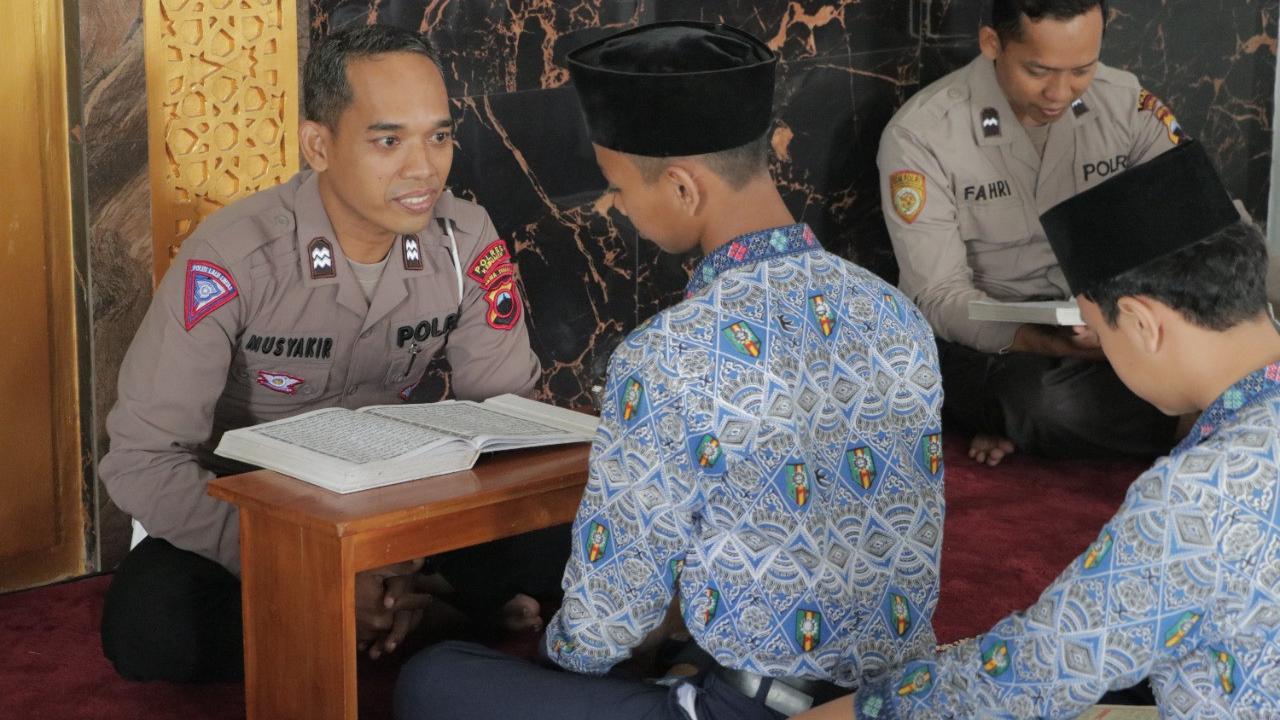 Personel Polres Kebumen menguji setoran hafalan Al-Qur'an atay tahfiz Qur'an dari siswa SMP Muhammadiyah 9 Kebumen. (Foto: Liputan6.com/Polres Kebumen)