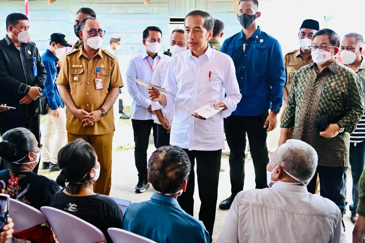 Presiden Jokowi menyerahkan sejumlah bantuan sosial bagi para penerima manfaat di Kantor Pos Jailolo Kabupaten Halmahera Barat, Provinsi Maluku Utara, Rabu (28/9/2022)