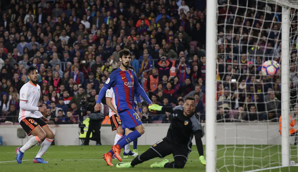 Proses terjadinya gol yang dicetak Andre Gomez ke gawang Valencia. Selain oleh Gomez, gol kemenangan Barca lainnya dicetak oleh Luis Suarez dan juga dua gol lain yang dibukukan oleh Lionel Messi. (AP/Manu Fernandez)