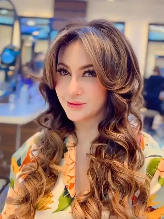7 Potret Terbaru Diana Punky Tetap Awet Muda di Usia 49 Tahun, Disebut Bak Barbie