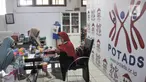 Anak-anak penyandang Down Syndrome saat mengikuti kelas kesenian dan kerajinan di Rumah Ceria Down Syndrome, Jakarta Selatan, Selasa (21/3/2023). (merdeka.com/Iqbal S. Nugroho)