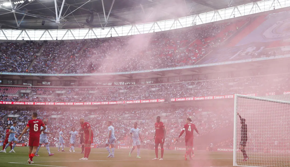 Suasana merah merona saat pertandingan antara Manchester City melawan Liverpool dalam laga semifinal Piala FA di stadion Wembley.  (AFP/Adrian Dennis)