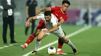 Pemain Timnas Indonesia U-23, Muhammad Ferarri (belakang) berebut bola dengan pemain Yordania U-23, Mohannad Abu Taha pada laga ketiga Grup A Piala Asia U-23 2024 di Abdullah bin Khalifa Stadium, Doha, Qatar, Minggu (21/4/2024). (AFP/Karim Jaafar)