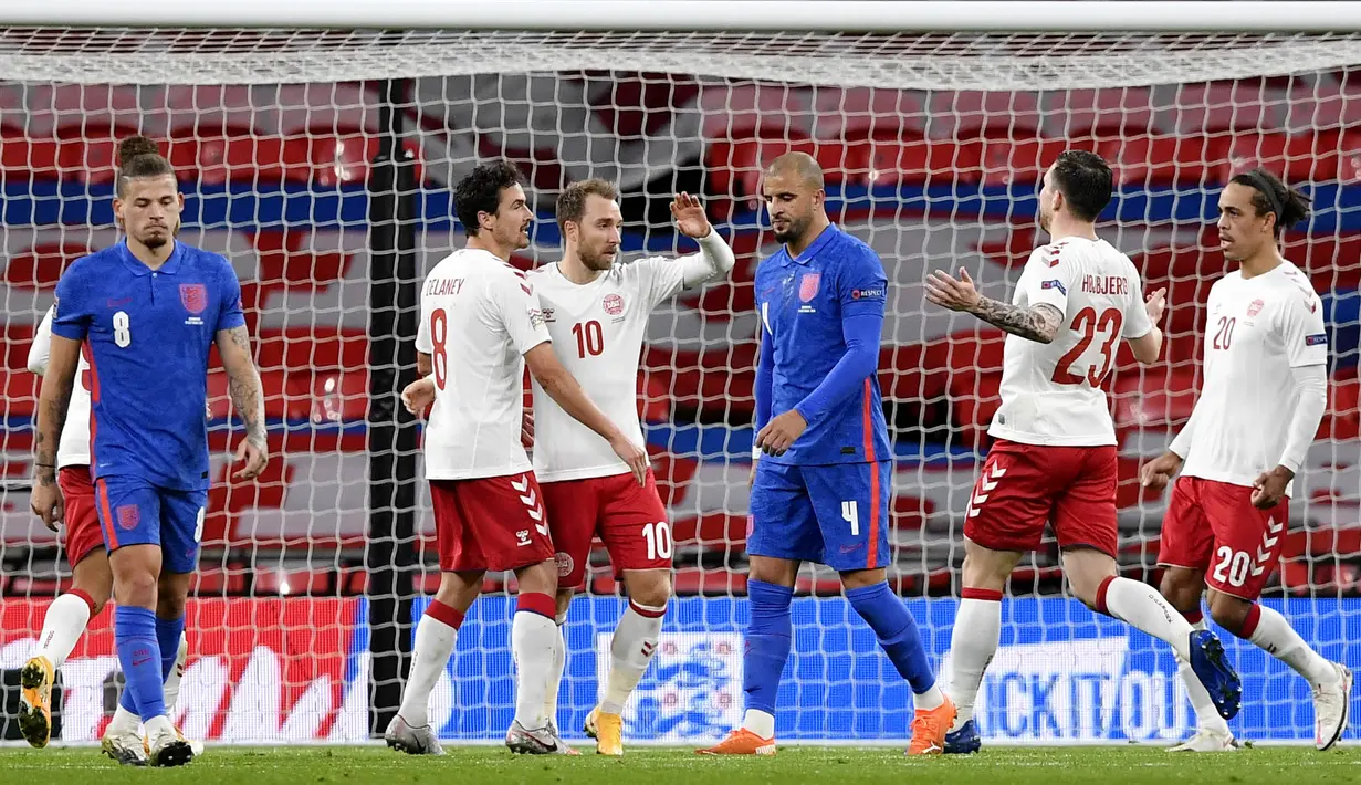 Para pemain Denmark merayakan gol yang dicetak oleh Christian Eriksen ke gawang Inggris pada laga UEFA Nations League di Stadion Wembley, Kamis (15/10/2020). Denmark menang dengan skor 1-0. (Toby Melville/Pool via AP)