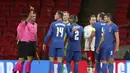 Wasit Jesus Gil Manzano menunjukkan kartu merah kepada pemain Inggris Reece James saat menghadapi Denmark pada pertandingan UEFA Nations League di Stadion Wembley, London, Inggris, Rabu (14/10/2020). Denmark menang 1-0. (Nick Potts/Pool via AP)