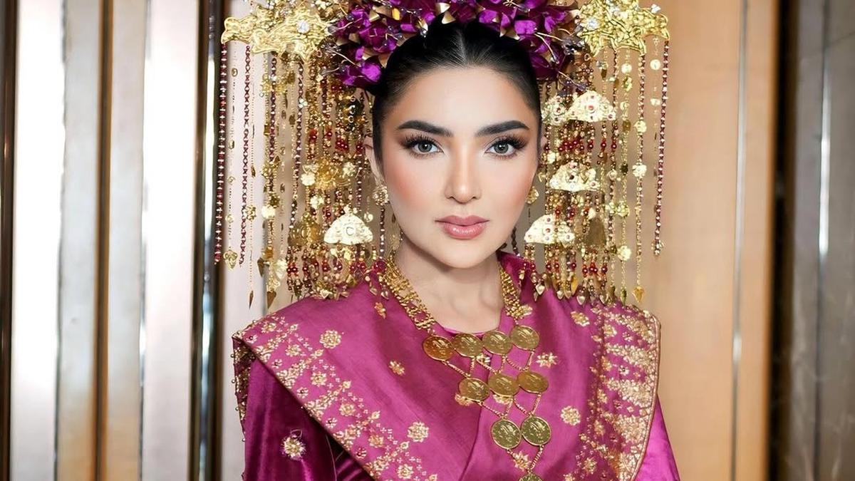 9 Potret Ashanty Pakai Baju Adat Palembang dengan Detail Mewah, Auranya Elegan