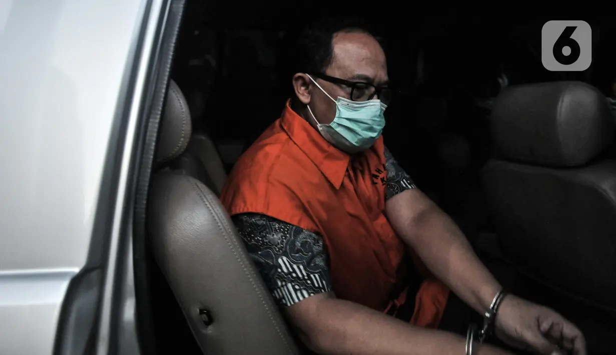 Mantan Kepala Bagian Waskita Karya, Jarot Subana berada di mobil tahanan usai konferensi pers di Gedung KPK, Jakarta, Kamis (23/7/2020). Jarot Subana merupakan satu dari lima tersangka kasus dugaan korupsi terkait proyek fiktif di PT Waskita Karya yang ditahan KPK. (merdeka.com/Iqbal Nugroho)