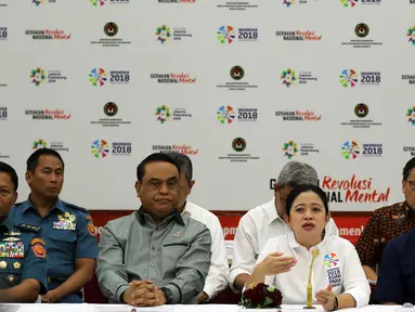 Menko PMK Puan Maharani bersama Menpan-RB yang juga sebagai CdM Asian Games 2018 Syafruddin memberikan keterangan kepada wartawan pasca penyelenggaraan Asian Games 2018 di kantor Kemenko PMK, Jakarta, Senin (3/9). (Liputan6.com/Johan Tallo)