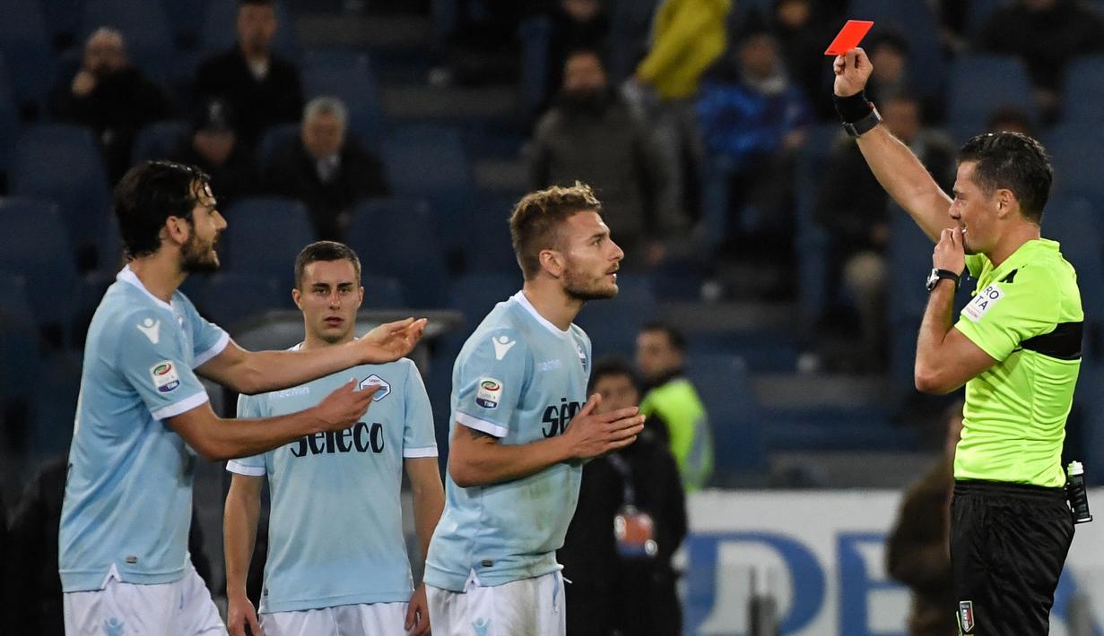 Setiap musimnya, setidaknya Lazio sudah menyumbangkan beberapa pemainnya untuk masuk ke dalam daftar pemain yang dikeluarkan dari lapangan oleh wasit. (AFP/Andreas Solaro)