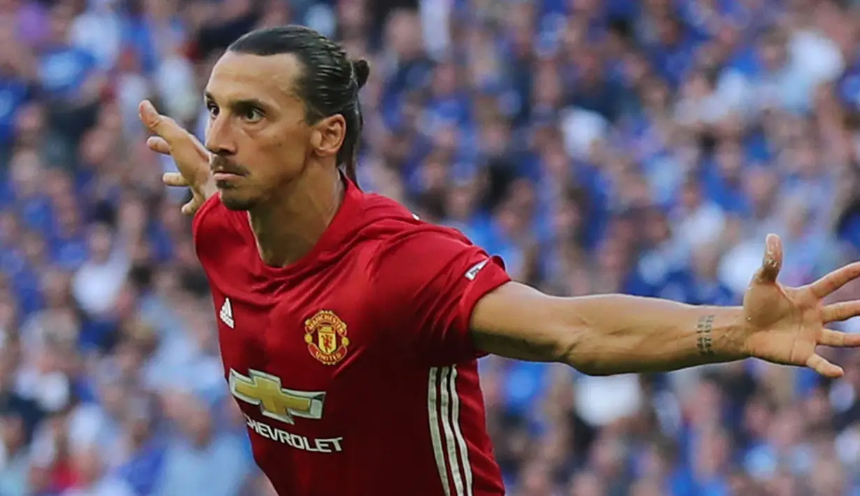 Striker MU, Zlatan Ibrahimovic melakukan selebrasi usai mencetak gol kegawanga Leicester City pada Piala Community Shield di stadion Wembley, London, Inggris, (1/8). MU juara usai mengalahkan Leicester City dengan skor akhir 2-1. (Reuters/Eddie Keogh)