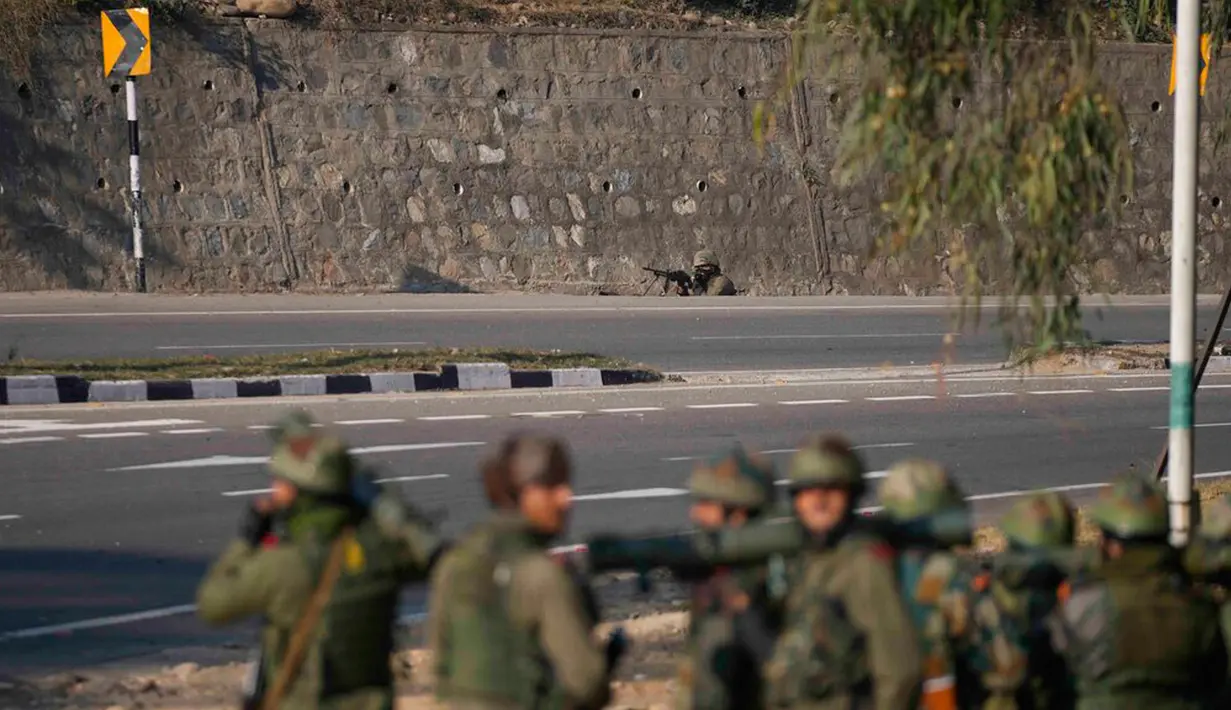 Tentara India mengambil posisi saat baku tembak di Nagrota, Jammu-Srinagar, Kashmir yang dikuasai India, 28 Desember 2022. Ketika pasukan mulai menggeledah truk, tembakan datang dari dalam, yang dibalas oleh pasukan, sehingga terjadi baku tembak. (AP Photo/Channi Anand)