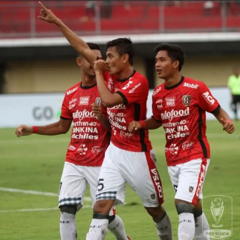 Para pemain Bali United merayakan gol ke gawang PSPS Riau dalam lanjutan penyisihan Grup D Piala Presiden di Stadion Kapten I Wayan Dipta, Gianyar, Rabu (24/1/2018). Bali United menang 3-2. (https://twitter.com/liga1match)