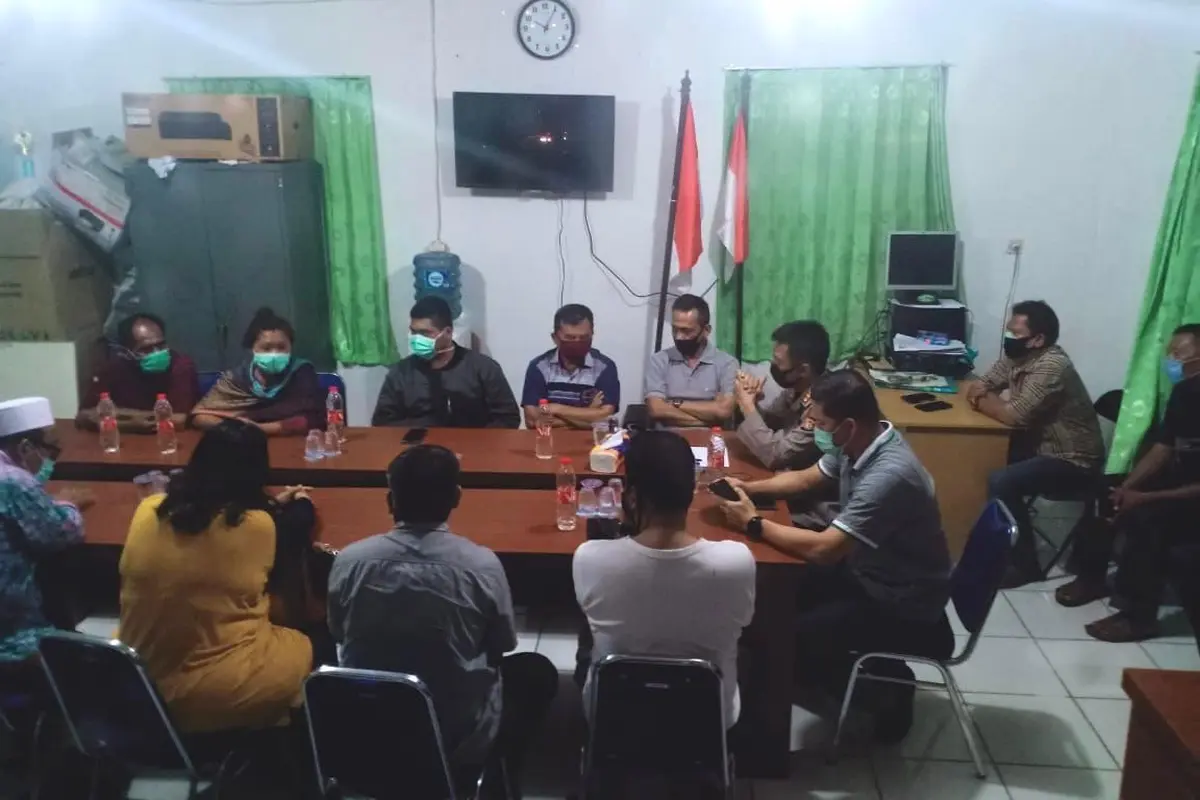 Polis melakukan mediasi antara kelompok warga yang protes dengan warga yang menggelar ibadah di rumah. (Istimewa/Bam Sunulingga)