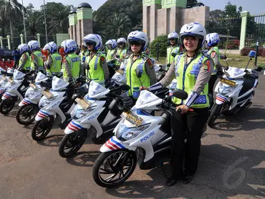 Sejumlah polwan berbaris di depan gedung DPR sebagai pengamanan pelantikan Jokowi-JK, Jakarta, (20/10/14). (Liputan6.com/Miftahul Hayat) 