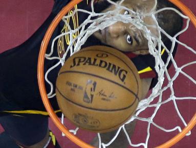 Aksi pemain Cleveland Cavaliers, LeBron James mencetak poin saat melawan Boston Celtics pada gim keempat final Wilayah Timur NBA basketball di Quicken Loans Arena (21/5/2018). Cavaliers menang 111-102. (AP/Tony Dejak)