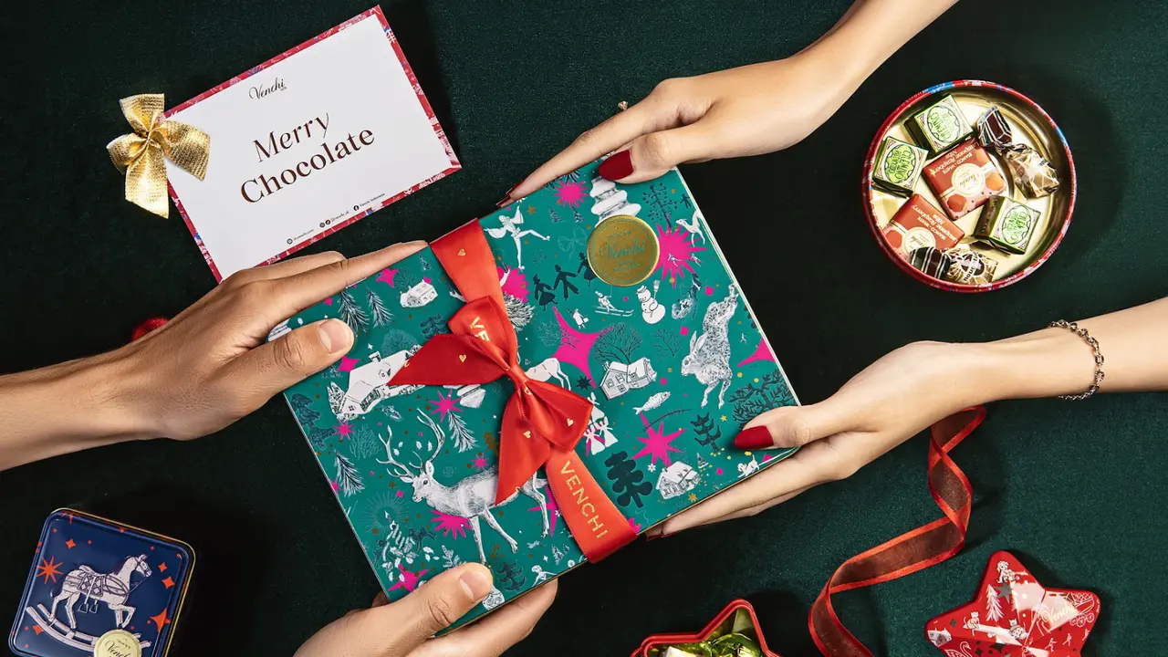 Untuk menghadirkan kemewahan dalam hampers Anda, koleksi edisi terbatas dari Venchi adalah pilihan yang tidak boleh dilewatkan.