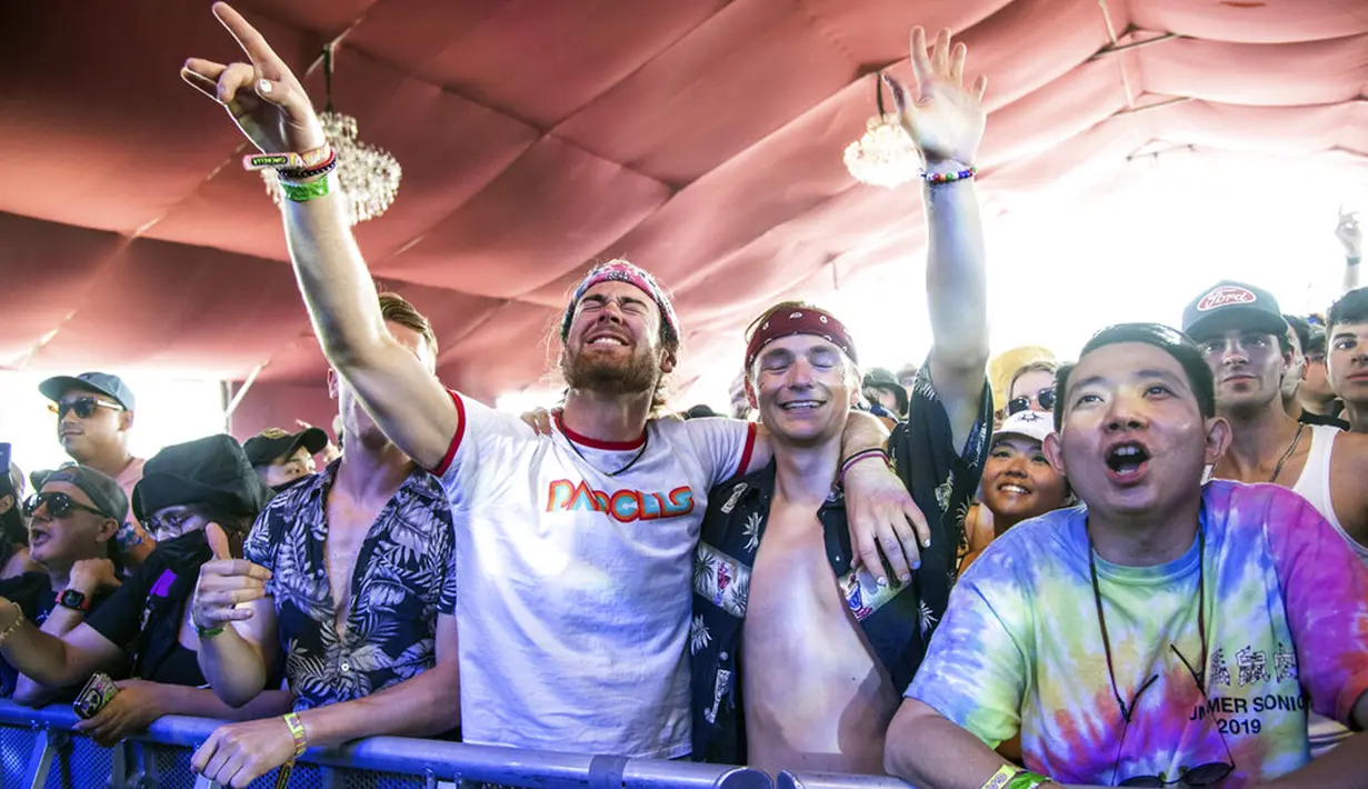 Pengunjung menghadiri Coachella Music and Arts Festival di Empire Polo Club, Indio, California, Amerika Serikat, 16 April 2022. Niki Zefanya dan Rich Brian menjadi musisi Indonesia pertama yang tampil di Coachella. (Photo by Amy Harris/Invision/AP)