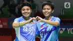 Ganda putri bulu tangkis Indonesia Apriyani Rahayu/Siti Fadia Silva Ramadhanti berselebrasi usai menang atas pebulu tangkis China Taipei Chang Ching Hui/Yang Ching Tun pada babak pertama atau 32 besar Indonesia Masters 2023 di Istora Senayan, Jakarta, Rabu (25/1/2023). Unggulan ketujuh itu tanpa kesulitan menyingkirkan pasangan Chang Ching Hui/Yang Ching. (Liputan6.com/Herman Zakharia)