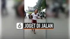 DEMI KONTEN, WANITA JOGET DI TENGAH JALAN SAMPAI BIKIN KEMACETAN