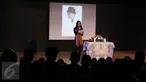 Kapten grup idol JKT 48, Melody saat membuka mengheningkan cipta dan doa bersama di JKT48 Theater, Jakarta, Senin (27/03). (Liputan6.com/Herman Zakharia)