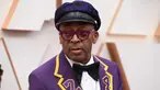 Sutradara Spike Lee tiba di karpet merah ajang Academy Awards ke-92 atau Oscar 2020 di Dolby Theatre, Los Angeles, Minggu (9/2/2020). Spike Lee menggunakan tuksedo berwarna ungu dan emas yang dikhususkan untuk mengenang legenda basket, Kobe Bryant. (Jordan Strauss/Invision/AP)