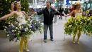 Model menyapa wisatawan saat berlangsungnya pameran bunga Keukenhof di Central Station di Utrecht, Belanda, (29/3). Pameran ini menghadirkan sekitar 20.000 bunga musim semi. (AP Photo / Peter Dejong)