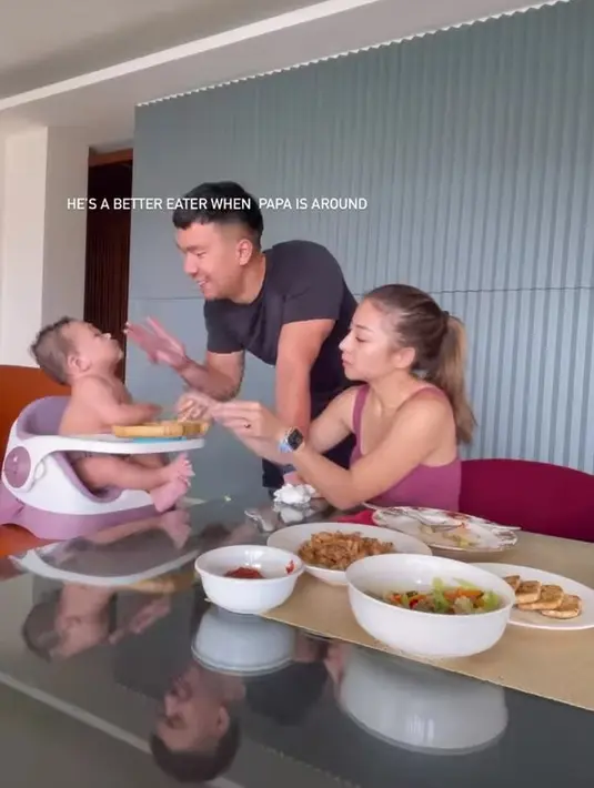 Ketiganya nampak hangat bersama, tentunya ini akan menjadi memori yang indah untuk dikenang di masa depan. (Foto: Instagram/nikitawillyofficial94)