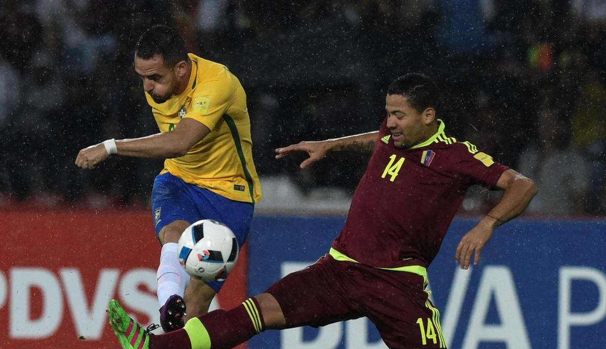 Pemain Brasil, Renato Augusto, dihalangi pemain Venezuela, Arles Flores, dalam laga Kualifikasi Piala Dunia 2018 zona Amerika Selatan di Metropolitano Stadium, Merida, Rabu (12/10/2016) WIB. (AFP/Juan Barreto)