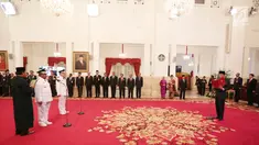 Presiden Joko Widodo atau Jokowi melantik Rohidin Mersyah sebagai Gubernur Bengkulu dan Wan Thamrin Hasyim sebagai Gubernur Riau di Istana Negara, Jakarta Pusat, Senin (10/12). Pelantikan dihadiri sejumlah menteri. (Liputan6.com/Angga Yuniar)
