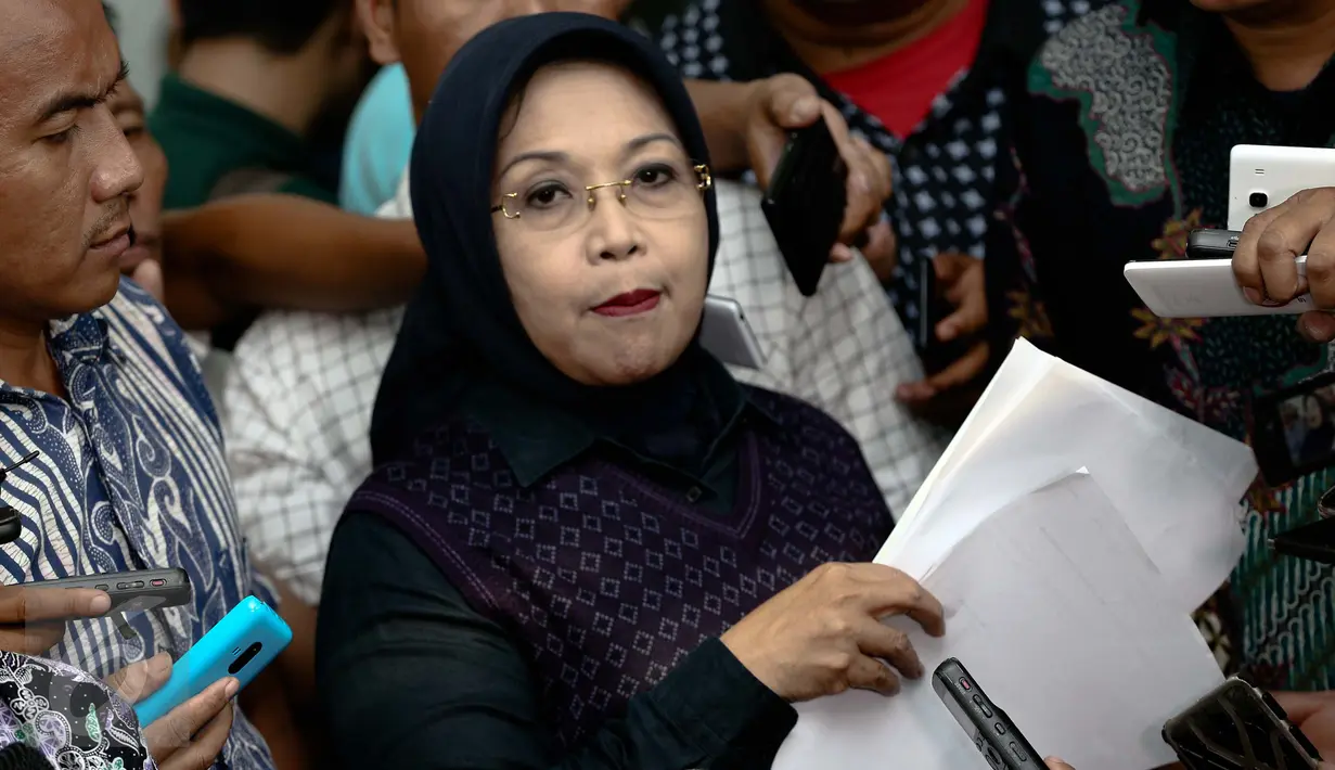 Sylviana Murni usai menjalani pemeriksaan di Bareskrim Polri, Jakarta, Jumat (20/1). Sylviana dimintai keterangan terkait kasus dugaan korupsi dana bantuan sosial DKI Jakarta di Kwarda Pramuka DKI pada 2014-2015. (Liputan6.com/Faizal Fanani)