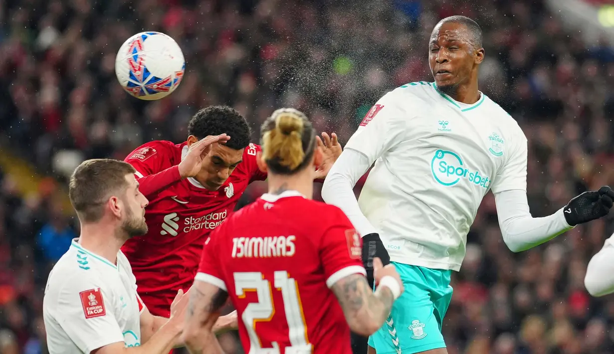 Jelang turun minum, Liverpool membuka keunggulan lewat gol Lewis Koumas di menit ke-44. (AP Photo/Jon Super)