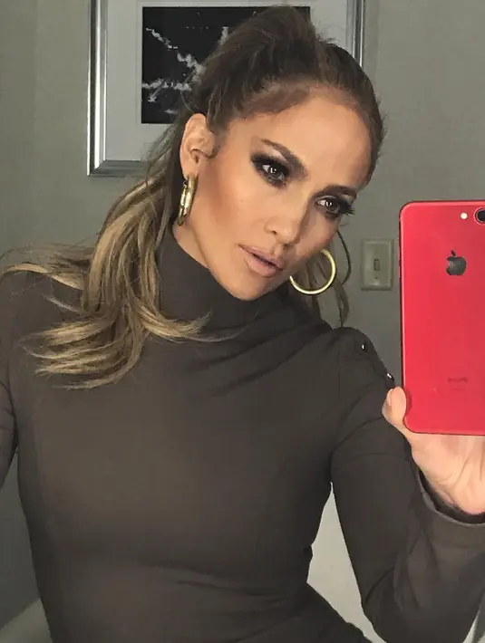 Bahkan seorang Jennifer Lopez pun nggak lepas dari mirror selfie. Cantik banget ya! (instagram/jlo)