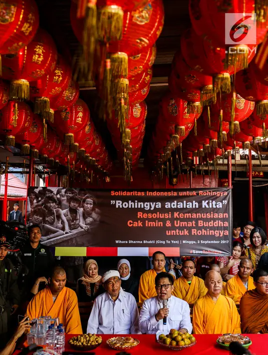 Suasana dialog tentang kekerasan terhadap muslim Rohingya di Wihara Dharma Bhakti (Cing Te Yen) Petak Sembilan Glodok, Jakarta, Minggu (3/9). Dialog tersebut merupakan bentuk solidaritas untuk muslim Rohingya. (Liputan6.com/Angga Yuniar)