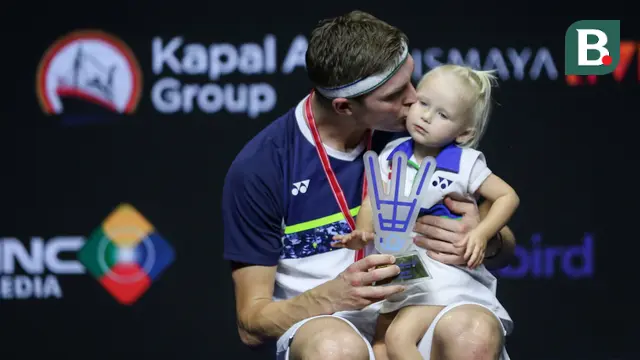 Foto: Potret Kemesraan Viktor Axelsen Bersama Anaknya Usai Menjuarai Indonesia Open 2022