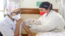 Petugas medis yang bertugas sebagai vaksinator memvaksin Nakes Siloam Hospitals, Tangerang, Rabu (11/8/2021). Vaksinasi yang digelar sejak Selasa diikuti 500 nakes sebagai garda terdepan penanganan Pandemi Covid-19 untuk memperkuat antibodi atau sebagai booster. (Liputan6.com/HO/Firdi)