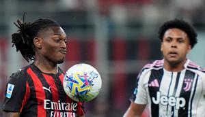 Aksi Rafael Leao di laga AC Milan vs Juventus di pekan ke-34 Liga Italia 2025/2026 di San Siro, Senin (27/04/2026) dini hari WIB. (Spada/LaPresse via AP)