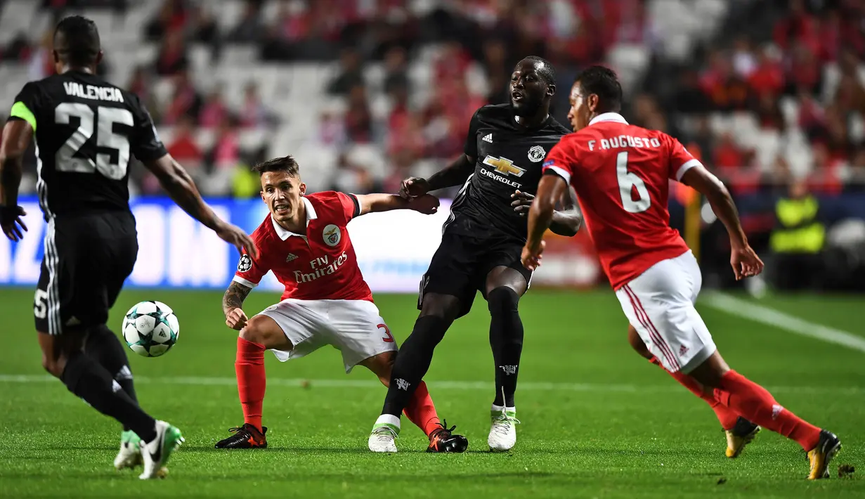 Striker Manchester United, Romelu Lukaku, saat pertandingan melawan Benfica pada laga Liga Champions di Stadion Luz, Kamis (19/10/2017). Manchester United menang 1-0 atas Benfica. (AFP/Patricia De Melo Moreira)