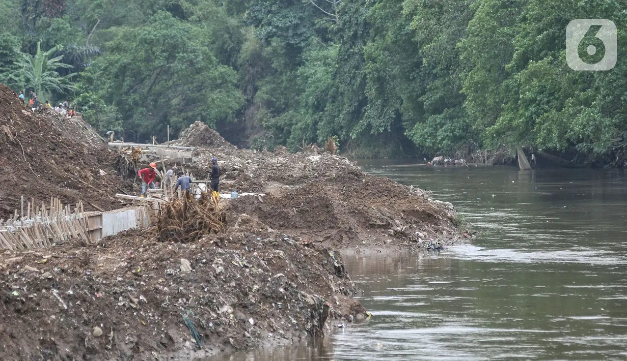 Aktivitas pekerja saat menyelesaikan proyek Normalisasi Sungai Ciliwung di kawasan Cawang, Kramat Jati, Jakarta Timur, Rabu (7/12/2022). Kepala Balai Besar Wilayah Sungai (BBWS) Ciliwung Cisadane Bambang Heri mengungkapkan saat ini pekerjaan Normalisasi Sungai Ciliwung sudah mencapai 16 kilometer dari 33 kilometer rencana panjang tanggul yang akan dibangun. (merdeka.com/Iqbal S. Nugroho)