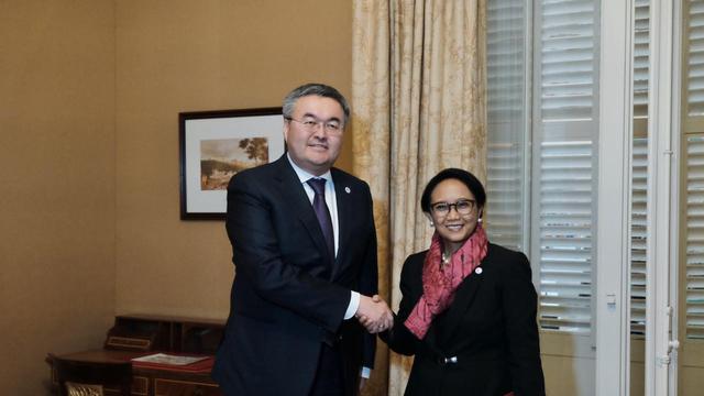 Menlu RI Retno Marsudi bersama dengan Menlu Kazakhstan Mukhtar Tileuberdi di Madrid.