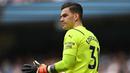 Ederson Moraes. Kiper asal Brasil berusia 29 tahun ini kini tengah menjalani musim ke-6 bersama Manchester City sejak didatangkan dari Benfica pada awal musim 2017/2018 dengan nilai transfer 40 juta euro. Selalu menjadi kiper utama, hingga ini ia telah tampil dalam 195 laga di Liga Inggris bersama The Citizens dengan torehan 99 kali clean sheet dan kebobolan 143 gol. (AFP/Paul Ellis)