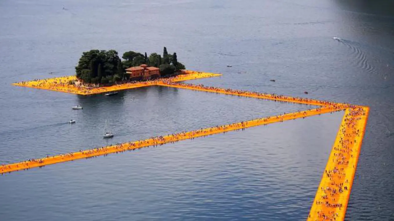 Berjalan di Atas Air, Proyek Seni Seniman Christo Bernilai 195 Miliar | (Marco Bertorello— Time/AFP/Getty Images)