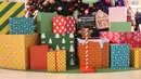 Beragam wrapping gift boxes warna-warni berukuran besar menghiasi pohon Natal di Senayan City, Jakarta, Senin (21/12/2020).  (Liputan6.com/Herman Zakharia)