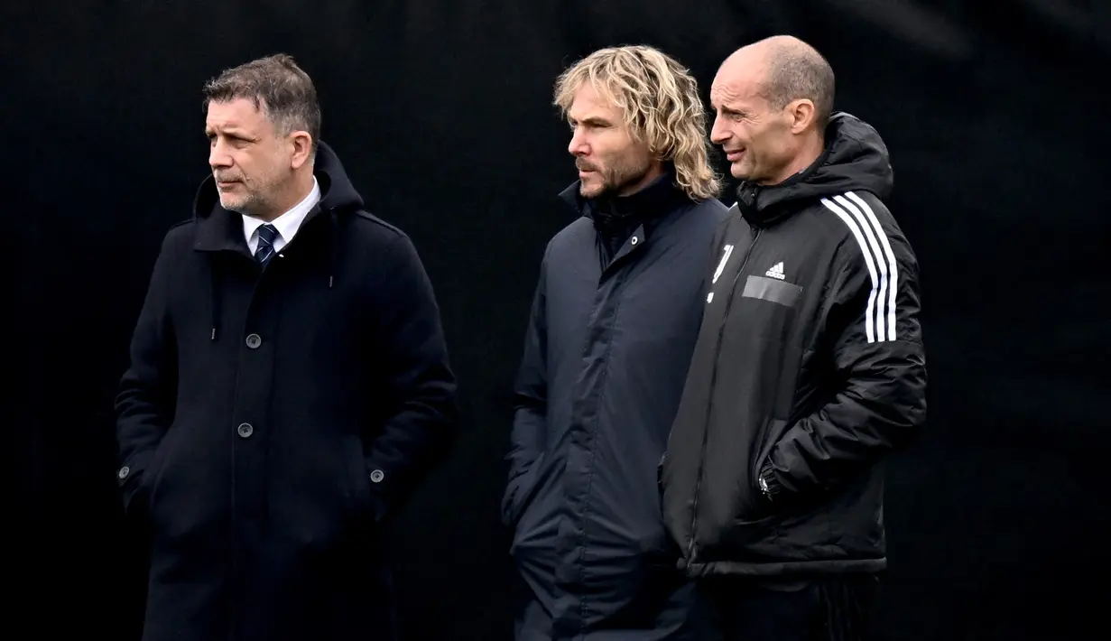 Pelatih Juventus, Massimiliano Allegri (kanan) bersama Wakil Presiden Pavel Nedved dan Koordinator olahraga Maurizio Cherubini menghadiri sesi latihan tim di tempat latihan Continassa di Turin, Italia (15/3/2022). Pada leg pertama Juventus bermain imbang dengan Villarreal 2-2. (AFP/Marco Bertorello)