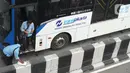 Bus Transjakarta antre saat melintasi Shelter Harmoni, Jakarta, Kamis (5/11/2020). PT Transportasi Jakarta (Transjakarta) menargetkan di tahun 2030 seluruh armada merupakan bus listrik. Diharapkan total bus listrik mencapai 12.120 unit diakhir tahun 2030. (Liputan6.com/Immanuel Antonius)